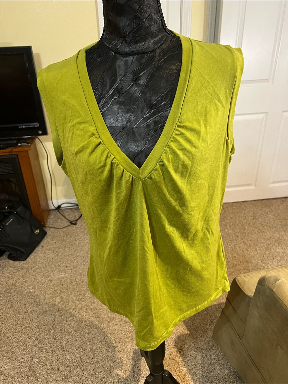 New York & Company Olive Green V-Neck Sleeveless Tank